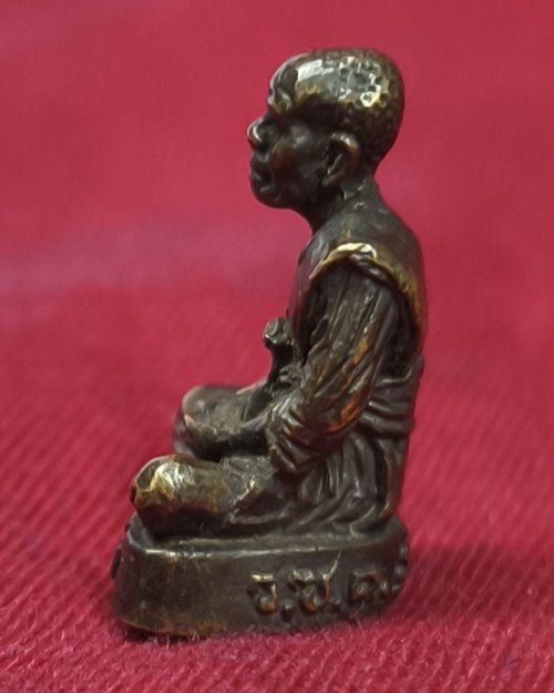 รูปหล่อหลวงปู่ชุ้ย วัดซับตะเคียน จ.เพชรบูรณ์ รุ่นสมหวัง ใต้ฐานตอกโค๊ต ปี54