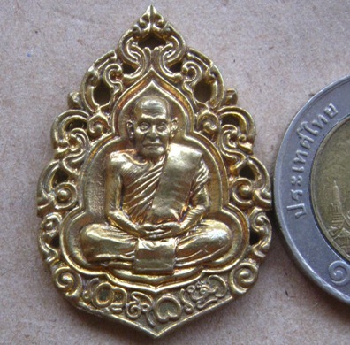 เหรียญลายฉลุ หลวงปู่เกลี้ยง วัดโนนเเกด จ ศรีสะเกษ ปี2556หมายเลข755 รุ่นบุญฤทธิ์ เนื้อทองชนวน+กล่อง