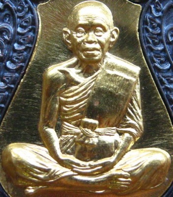 เหรียญเสมา หลวงพ่อคูณ รุ่น มหาสมปรารถนา ปี2557 เนื้อทองแดงหน้ากากปลอกลูกปืน หมายเลข611 พร้อมกล่อง