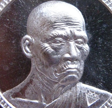 เหรียญกลม อายุยืน หลวงพ่อหวล วัดพุทไธศวรรย์ อยุธยา ปี2556เลข57 เนื้อเงิน ชุดกรรมการ พร้อมกล่องเดิม