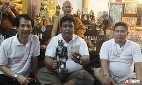 ล็อกเก็ตฉากฟ้า(รุ่นแรก)หลังฝังตะกรุด+ฝังพลอย พระอาจารย์แดง วัดป้อมรามัญ จ อยุธยา ประมาณปี2554