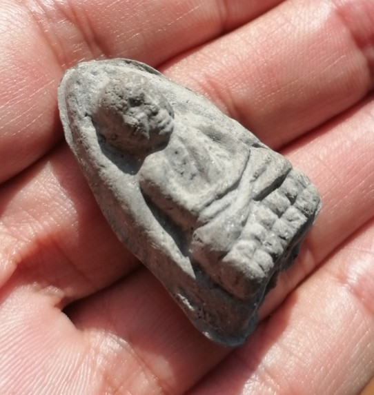 พระหลวงปู่ทวด​ หลังมีโค๊ตกงจักรึมชัด​ พร้องโรยแร่ไม่ทราบที่ เคาะเดียว   