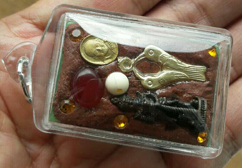 สมเด็จพิมพ์ไกเซอร์ เนื้อหินสีหยกแกะ หลวงปู่หงษ์ พรหมปัญโญ ด้านหลังจัดเต็ม จ.สุรินทร์ เคาะเดียว