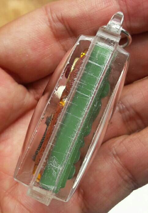 สมเด็จพิมพ์ไกเซอร์ เนื้อหินสีหยกแกะ หลวงปู่หงษ์ พรหมปัญโญ ด้านหลังจัดเต็ม จ.สุรินทร์ เคาะเดียว