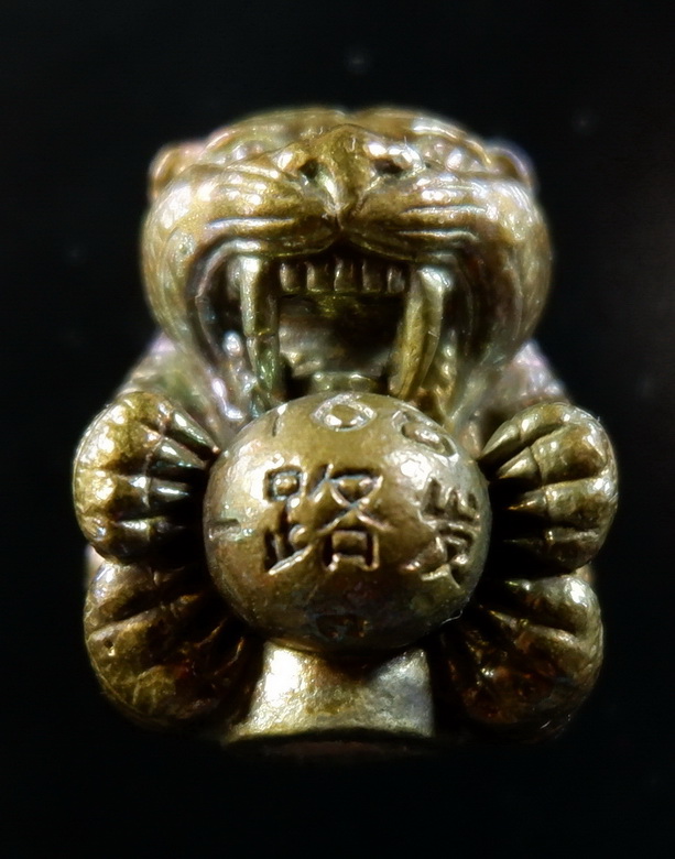 ลูกอมเสือรุ่น 168 หลวงปู่แสน วัดบ้านหนองจิก จ.ศรีสะเกษ เนื้อสำริดอุดผง สวยครับ