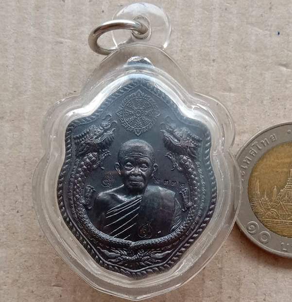 เหรียญมังกรคู่ หลวงพ่อคูณ วัดบ้านไร่ ปี57 รุ่นสมปรารถนา เนื้อทองแดงรมดำ เลข2332 เลี่ยมกันน้ำพร้อมใช้