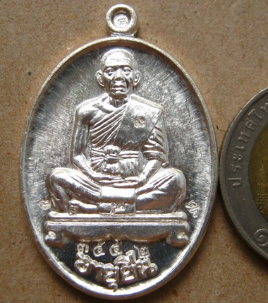เหรียญอายุยืนเนื้อเงิน หลวงพ่อคูณ วัดบ้านไร่ ออกวัดบึง ปี2553หมายเลข3542พร้อมกล่องเดิม