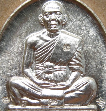 เหรียญอายุยืนเนื้อเงิน หลวงพ่อคูณ วัดบ้านไร่ ออกวัดบึง ปี2553หมายเลข3542พร้อมกล่องเดิม