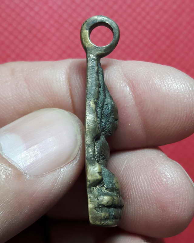 พระพุทธชินราชครึ่งซีก วัดสุทัศน์ ปี พ.ศ. 2493 รุ่นสงครามเกาหลี (ไม่ตัดห่วง)