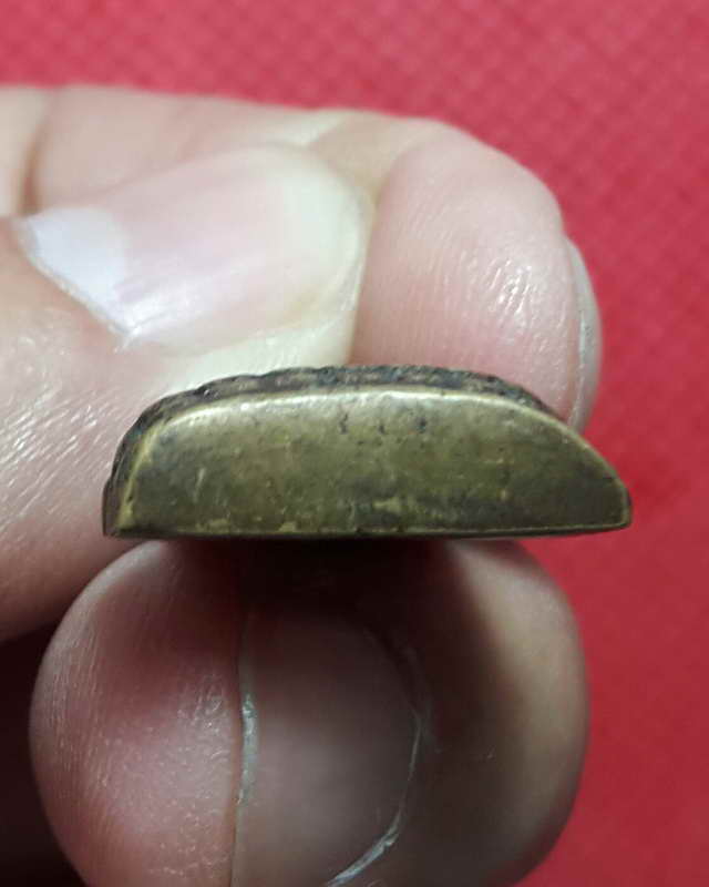 พระพุทธชินราชครึ่งซีก วัดสุทัศน์ ปี พ.ศ. 2493 รุ่นสงครามเกาหลี (ไม่ตัดห่วง)