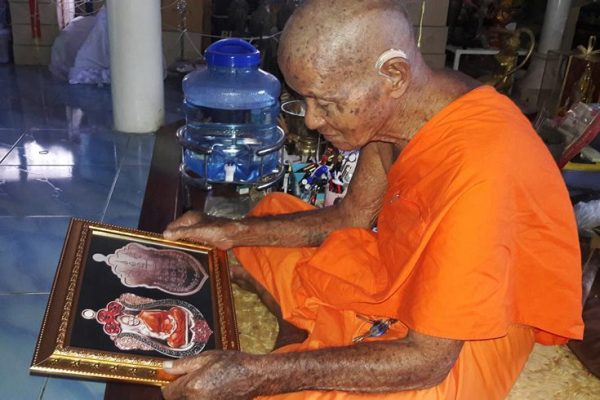 เหรียญเสมาสิงห์ 1 เพชรน้ำเอก หลวงพ่อหวั่น วัดคลองคูณ จ พิจิตร ปี2560 ทองแดงผิวไฟ ลงยา เลข1510+กล่อง