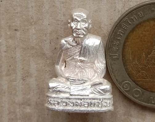 รูปเหมือน(อุดกริ่ง)เนื้อเงิน หลวงพ่อแช่ม วัดฉลอง จ.ภูเก็ต ปี2538 รุ่น แขนทะลุ พร้อมกล่องเดิม