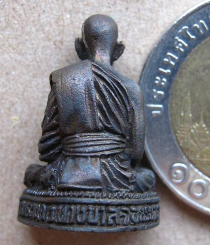 รูปหล่อรุ่น3 หลวงปู่ทิม วัดพระขาว จ อยุธยา ปี2535 เนื้อทองแดงรมดำ สร้าง5,000องค์ พร้อมกล่องเดิม