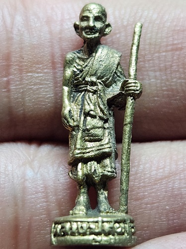 วัดปากคลองมะขามเฒ่า จ.ชัยนาท  รูปหล่อยืนถือไม้เท้า หลวงปู่ศุข ปี20