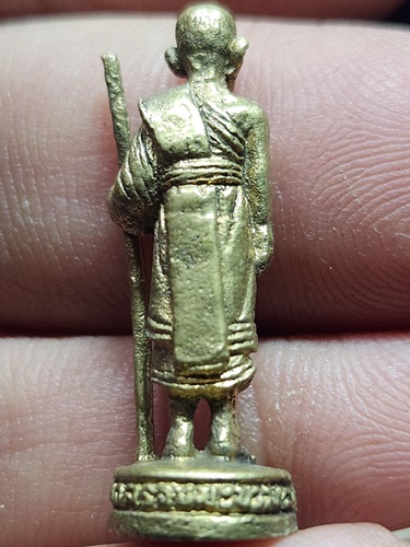 วัดปากคลองมะขามเฒ่า จ.ชัยนาท  รูปหล่อยืนถือไม้เท้า หลวงปู่ศุข ปี20