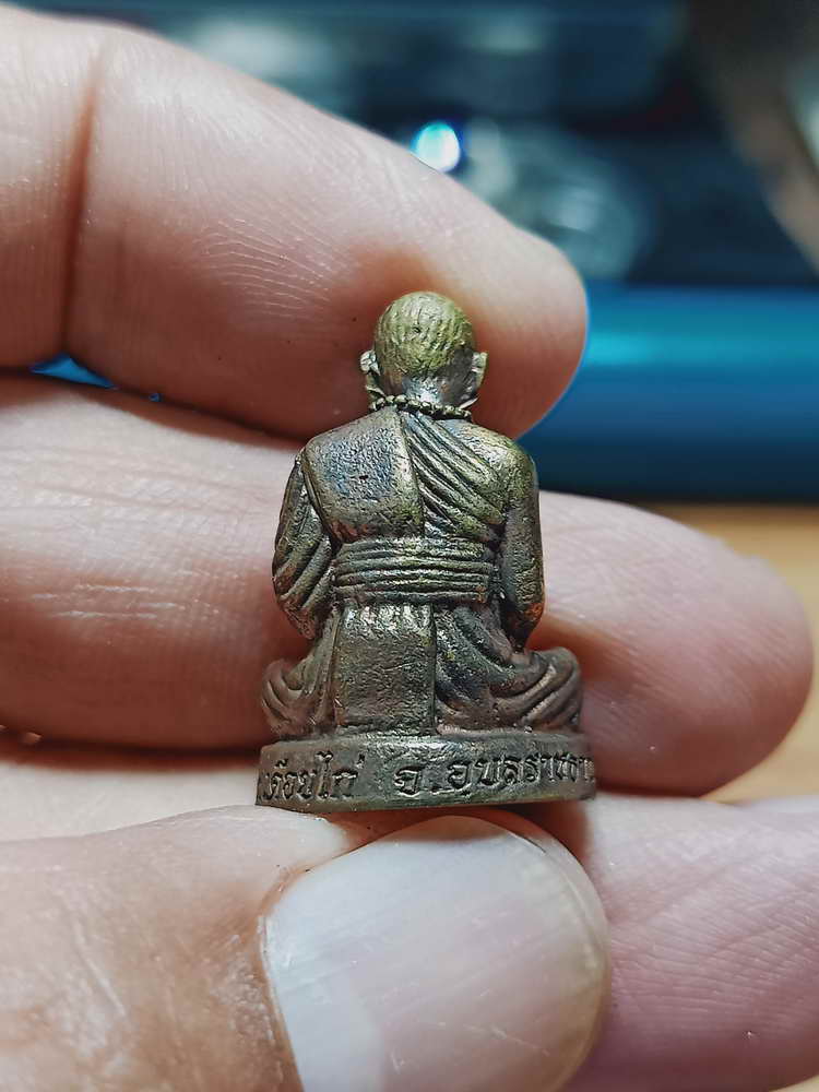 4-77 รูปหล่อมหามงคล หลวงปู่ผา โกสโล วัดเดือยไก่ จ.อุบลราชธานี 2549 กล่องเดิม