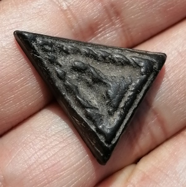 นางกวักหลวงพ่อกวย สามเหลี่ยม พิมพ์เล็ก เนื้อผงใบลาน วัดโฆสิตาราม จ.ชัยนาท ยุคต้น เคาะเดียว   