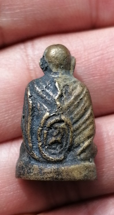 รูปหล่อลอยองค์สมเด็จโต หลังยันต์ หลวงปู่นาค วัดระฆัง ปี 2495 เนื้อโลหะผสมหล่อโบราณ เคาะเดียว