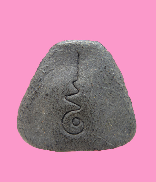 พระปิดตา เนื้อผงคลุกรัก(มีเกสา) หลังอุ