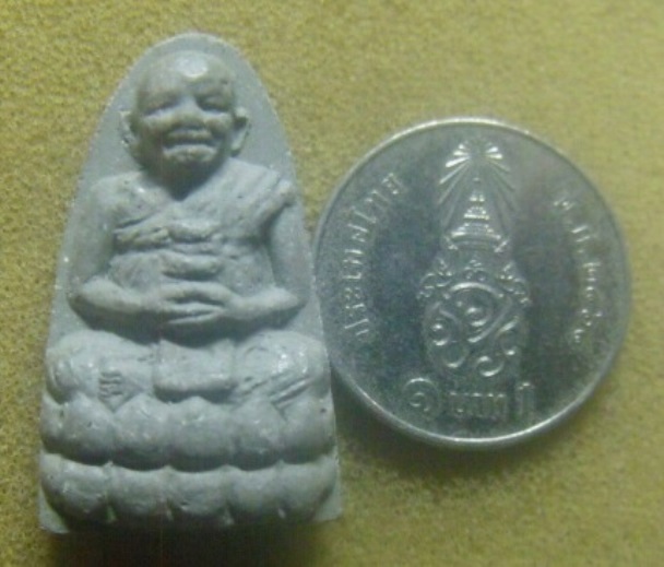 **เบาๆ**พระผงปฐวีธาตุ หลวงปู่หงษ์ พรหมปัญโญ วัดเพชรบุรี จ.สุรินทร์ รุ่นบันดาลทรัพย์ ปี ๒๕๕๓**หลังยัน