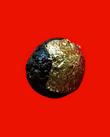 ลูกอมชานหมากผสมเส้นเกศาปิดทอง พร้อมรูปถ่าย หลวงปู่แย้ม วัดสามง่าม จ.นครปฐม