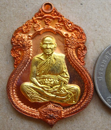 เหรียญหลวงพ่อหวั่น วัดคลองคูณ พิจิตร ปี2558เลข179รุ่นไพรีพินาศ เนื้อทองแดงหน้าทองทิพย์หลังเรียบ+จีวร