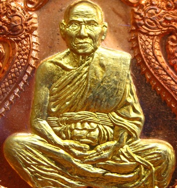 เหรียญหลวงพ่อหวั่น วัดคลองคูณ พิจิตร ปี2558เลข179รุ่นไพรีพินาศ เนื้อทองแดงหน้าทองทิพย์หลังเรียบ+จีวร