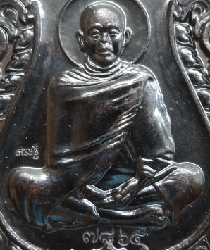 เหรียญเศรษฐี หลวงพ่อคูณ ปี2555 วัดม่วง เนื้อทองแดงรมดำ หมายเลข7865พร้อมกล่องเดิม