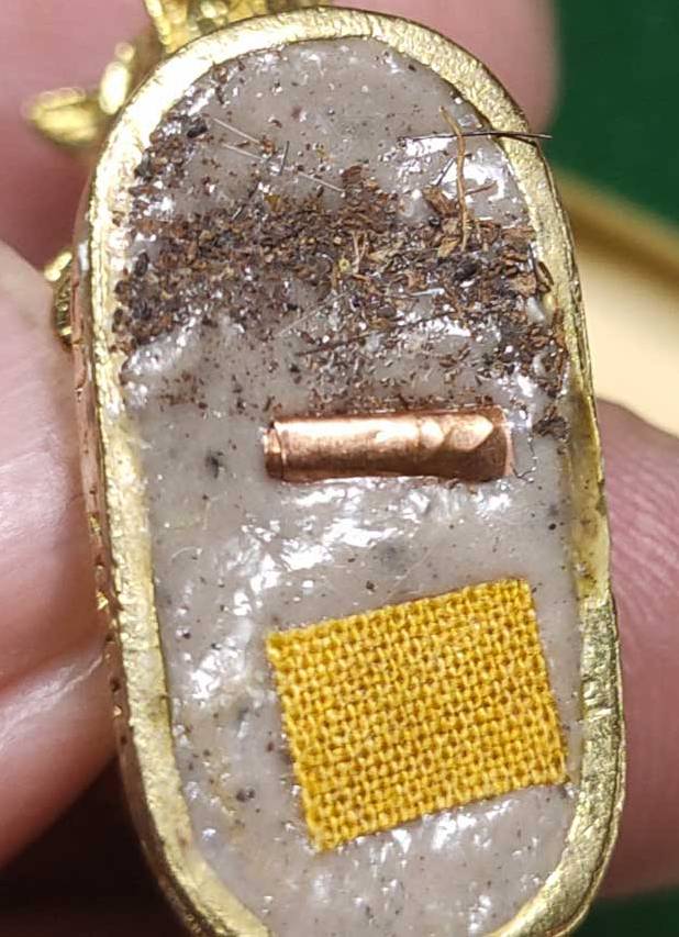 หมูมหามงคลคูณทอง หลวงพ่อคูณ วัดบ้านไร่ ปี2553 เนื้อทองทิพย์ ใต้ฐานอุดผงจีวรเกศา+ตะกรุด เลข781+กล่อง