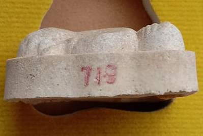 พระปิดตาพิมพ์หลังแบบ มงคลมหาลาภ หลวงปู่บัว ถามโก วัดเกาะตะเคียน จ.ตราด ปี2554 หมายเลข719+กล่อง