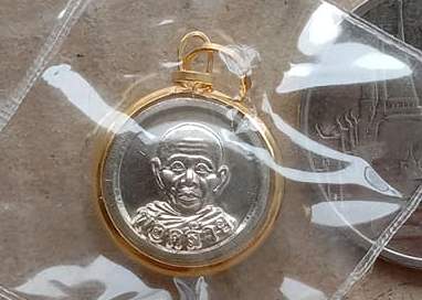 เม็ดนะโม พ่อท่านคล้าย เนื้ออัลปาก้า วัดช้างไห้ ปี37 พร้อมเลี่ยมทองคำแท้( กันน้ำ)เปอร์เซ็นทอง75%