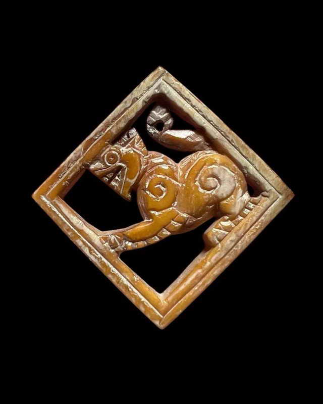 สิงห์ในกรอบสี่เหลี่ยมข้าวหลามตัด 4800