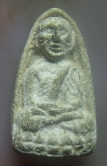 **เบาๆ**พระหลวงปู่ทวดเนื้อผงว่านสีขาว พิมพ์ใหญ่ หลังโรยแร่ เนื้อแห้ง เก่าๆ ไม่ทราบที่**สวยๆ