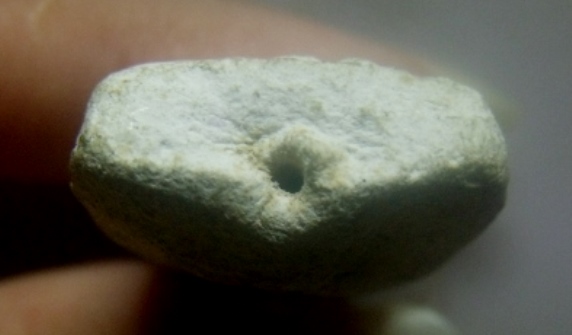 **เบาๆ**พระหลวงปู่ทวดเนื้อผงว่านสีขาว พิมพ์ใหญ่ หลังโรยแร่ เนื้อแห้ง เก่าๆ ไม่ทราบที่**สวยๆ