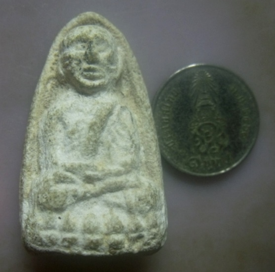 **เบาๆ**พระหลวงปู่ทวดเนื้อผงว่านสีขาว พิมพ์ใหญ่ หลังโรยแร่ เนื้อแห้ง เก่าๆ ไม่ทราบที่**สวยๆ