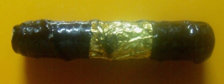 **เบาๆ**ตะกรุดโทน เนื้อชินตะกั่ว ถักเชือกลงรักปิดทอง เก่าๆ ยาว 2 นิ้ว ไม่ทราบที่**เนื้อจัด สวยๆ