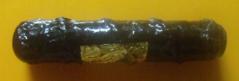 **เบาๆ**ตะกรุดโทน เนื้อชินตะกั่ว ถักเชือกลงรักปิดทอง เก่าๆ ยาว 2 นิ้ว ไม่ทราบที่**เนื้อจัด สวยๆ