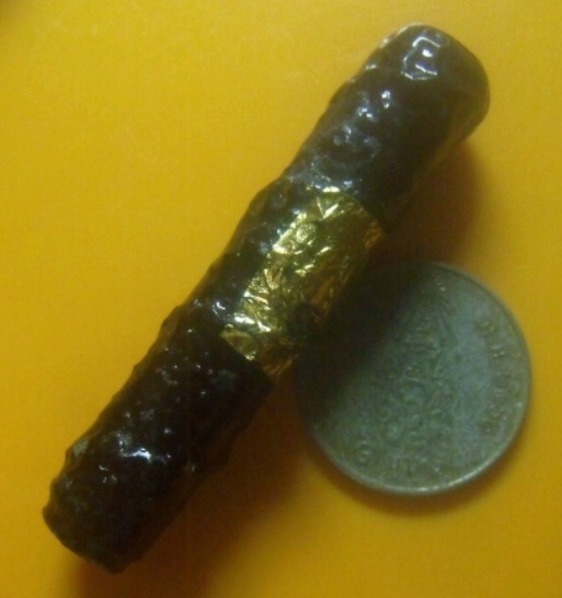 **เบาๆ**ตะกรุดโทน เนื้อชินตะกั่ว ถักเชือกลงรักปิดทอง เก่าๆ ยาว 2 นิ้ว ไม่ทราบที่**เนื้อจัด สวยๆ