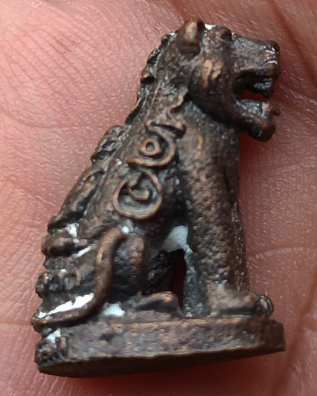 2.เสือมหาอำนาจ พยัคฆ์คำราม หลวงพ่อเกตุ วัดเกาะหลัก รุ่นแรก ปี 2531 เนื้อทองผสม ตอกโค้ด ขนาดสูงประมาณ