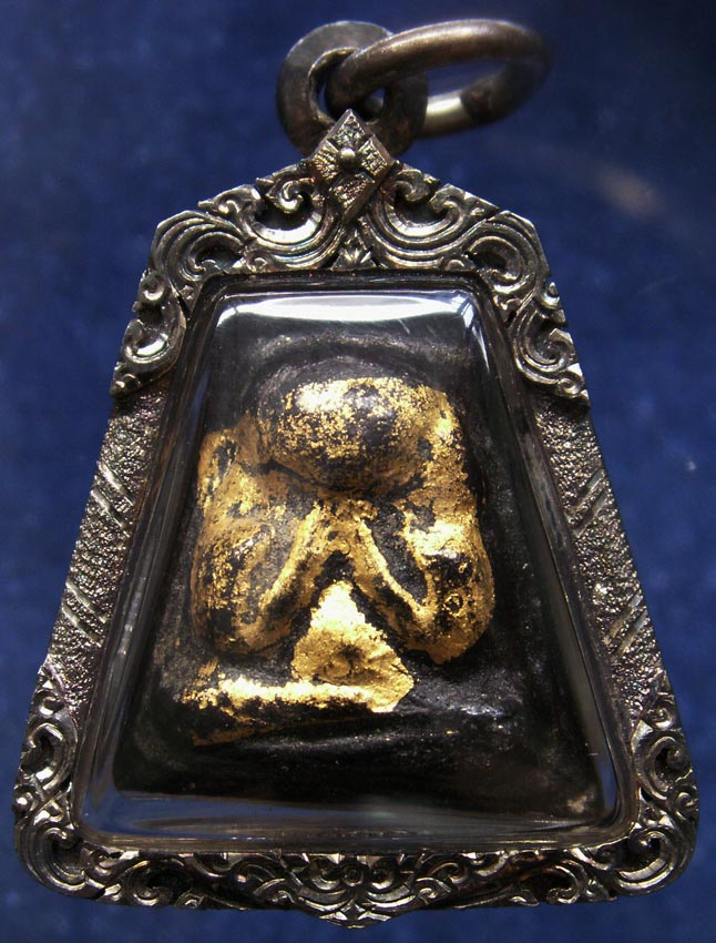 ปิดตาหลังตะแกรง หลวงปู่เหมือน วัดกำแพง จ.ชลบุรี เลี่ยมเงินยกซุ้มกันน้ำ