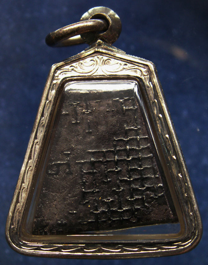 ปิดตาหลังตะแกรง หลวงปู่เหมือน วัดกำแพง จ.ชลบุรี เลี่ยมเงินยกซุ้มกันน้ำ