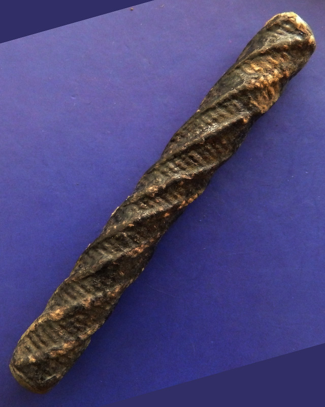 ตะกรุดหลวงปู่ศุข วัดปากคลองมะขามเฒ่า เนื้อตะกั่ว เชือกถัก ลงรัก ยาว 8.5 ซ.ม.