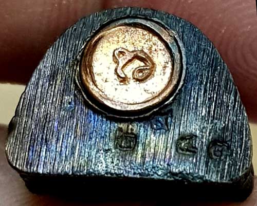 *รูปเหมือนอุดกริ่ง หลวงปู่หลิว วัดไทรทองพัฒนา แซยิด ๙๑ พศ.๒๕๓๙ หมายเลข ๒๙๔๓*