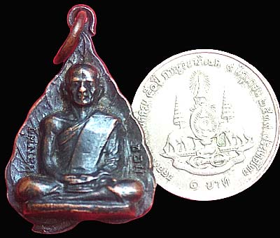 *เหรียญรูปเหมือนใบโพธิ์ หลังพระพุทธโคดม หลวงพ่อขอม วัดไผ่โรงวัว สุพรรณบุรี ปี๒๕๐๕*