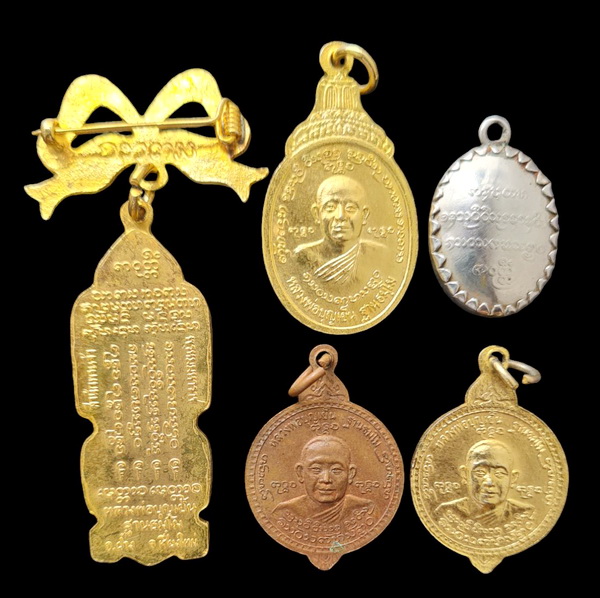 เคาะแรกแดง..ล็อกเก็ต + ๔ เหรียญ..หลวงพ่อบุญเย็น วัดพระเจ้าพรหมมหาราช จ.เชียงใหม่ / ส่ง ems