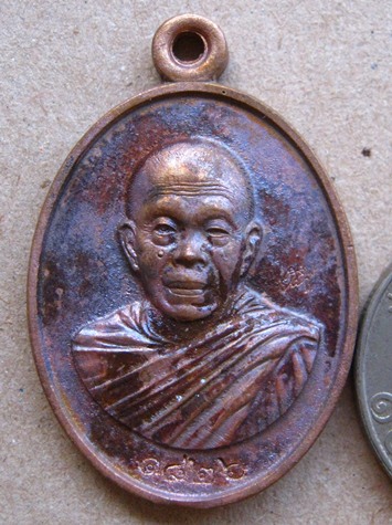 เหรียญหล่อครึ่งองค์ หลวงพ่อคูณ รศ.233 ปี2557 เนื้อมหาชนวน หมายเลข1826 พร้อมกล่องเดิม