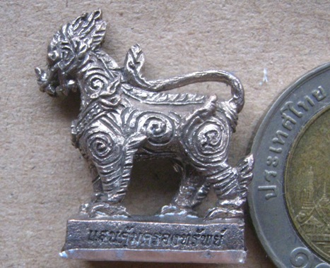 พญาสิงห์ปราบไพรีพินาศแสนคุ้มครองทรัพย์ หลวงปู่แสน วัดบ้านหนองจิก ศรีสะเกษ เนื้อนวะก้นเงิน เลข117+กล่