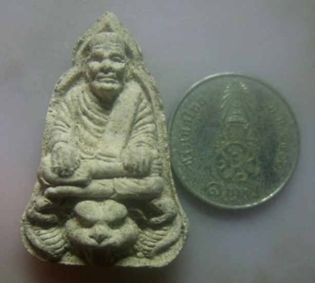 **เบาๆ**รูปเหมือนเนื้อผงพิมพ์นั่งเสือหลังยันต์ หลวงพ่อไกร วัดลำพระยา จ.ยะลา**สวยๆ เชิญชมครับ 