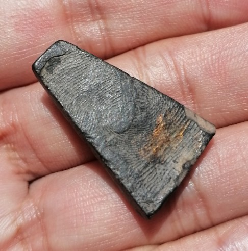 พระผงสุพรรณเนื้อผงน้ำมันดำ​ หลวงปู่ดี​ วัดพระรูป​ จ.สุพรรณบุรี​​ สร้างในปี​ 2513 - 2514​ เคาะเดียว