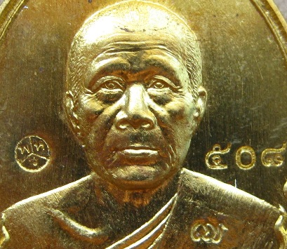 เหรียญเมตตา หลวงพ่อทอง วัดพระพุทธบาทเขายายหอม จ ชัยภูมิ ปี2557เนื้อทองฝาบาตร หมายเลข508พร้อมกล่องเดิ